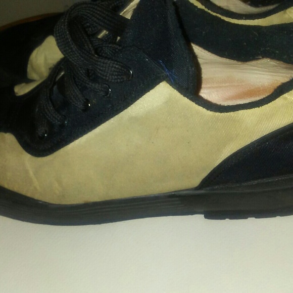 Too small - Picture 3 of 3